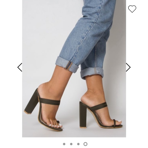 mules with toe loop